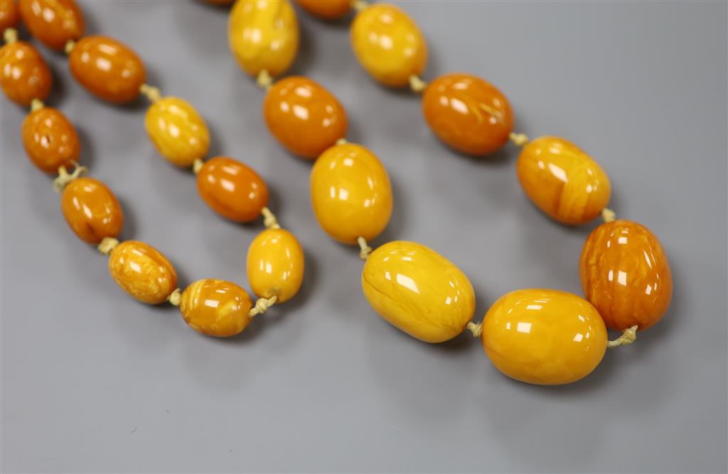A single strand graduated amber bead necklace, 73cm, gross 101 grams.